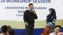 Salah satu peserta melakukan tanya jawab saatWorkshop Session Emtek Goes to Campus 2018 di Gedung 2 Universitas Padjajdaran, Bandung, Selasa (4/12). Sesi workshop dikuti ratusan peserta dan diisi sejumlah materi. (Liputan6.com/Helmi Fithriansyah)