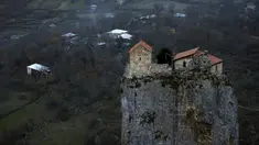 Sebuah gereja tampak berada di atas bukit. Penduduk setempat menyebutnya Pilar Katskhi yaitu monolit batu kapur yang menjulang setinggi 40 meter, terletak di Desa Katskhi, Georgia, Jumat (27/11/2015). (Reuters/ David Mdzinarishvili)
