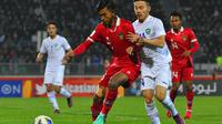 Pemain belakang timnas Indonesia U-20, Kakang Rudianto (kiri) berusaha menahan laju pemain Uzbekistan, Abbosbek Fayzullaev pada laga terakhir Grup A Piala Asia U-20 di Stadion Istiqlol Fergana, Uzbekistan, Selasa (7/3/2023). Garuda Muda gagal mencetak gol dalam laga yang tuntas 0-0. Hasil ini membuat Indonesia tersingkir dari ajang Piala Asia U-20. (Foto: Dok PSSI)