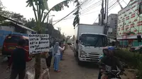 Demi mengantisipasi kecelakaan, warga sekitar berinisiatif menanam pohon pisang di sekitaran lokasi jalan. (Foto: Liputan6/Bam Sinulingga)