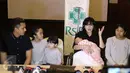 Ussy Sulistiawaty (kedua kanan) memberikan keterangan pers usai kelahiran anak ke-4 mereka di RS Pondok Indah, Jakarta, Senin (6/3). Ussy memberi nama anak keempatnya. Sheva Elmira Lorrenia. (Liputan6.com/Herman Zakharia)