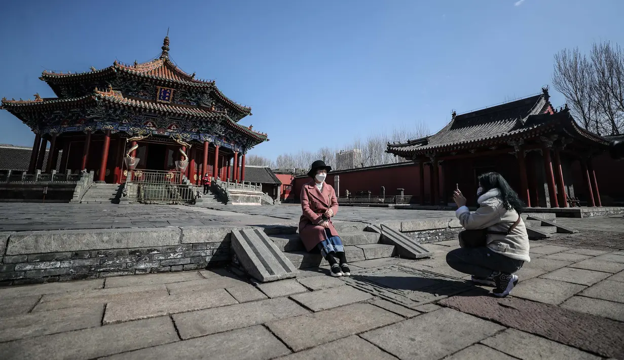 Seorang pengunjung berfoto di Museum Istana Shenyang di Shenyang, ibu kota Provinsi Liaoning, China timur laut (17/3/2020). Delapan museum di Shenyang kembali dibuka untuk umum pada Selasa (17/3) dengan mengambil langkah-langkah untuk mencegah penyebaran Covid-19. (Xinhua/Pan Yulong)