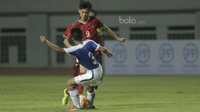 Striker Timnas Indonesia U-16, Rendy Juliansyah, saat pertandingan melawan Singapura U-16 pada laga uji coba Internasional di Stadion Wibawa Mukti, Cikarang, Kamis, (08/06/2017). Indonesia menang 4-0. (Bola.com/M Iqbal Ichsan)