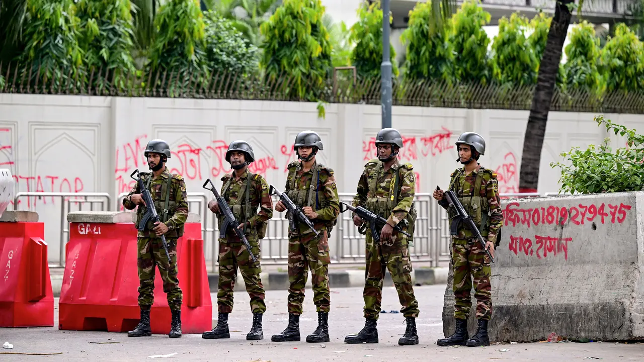 Tentara Bangladesh Bersiaga Terapkan Jam Malam