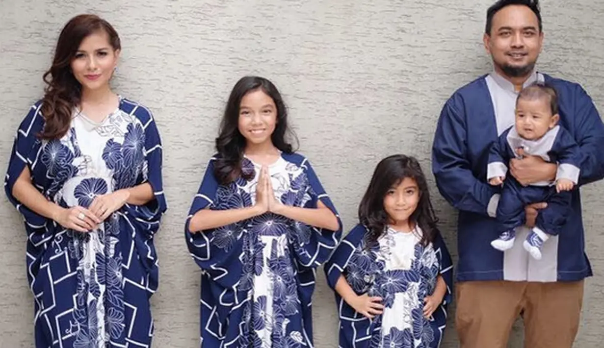 Meisya Siregar, mengunggah foto bareng keluarga dan menuliskan permohonan maaf dan doa. “Maafkan segala kesalahan ya g disengaja / tidak yah, Lahir dan Batin, semoga kita ketemu di Lebaran berikutnya,” tulisnya. (Instagram/meisya_siregar)