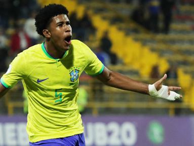 Piala Dunia U-20 yang telah menyelesaikan 22 edisi sejak pertama kali digelar pada 1977 hingga edisi terakhir pada 2019 telah menghasilkan banyak pemain bintang tiap edisinya. Bahkan beberapa pemain kemudian menjelma menjadi pemain top saat melangkah ke jenjang senior. Pada Piala Dunia U-20 2023 yang akan digelar kurang dari 3 bulan lagi di Indonesia, ada beberapa pemain yang diprediksi akan menjadi bintang selama turnamen berlangsung. Berikut lima pemain di antaranya yang saat ini tengah memperkuat beberapa klub elite Eropa. (AFP/Juan Pablo Pino)