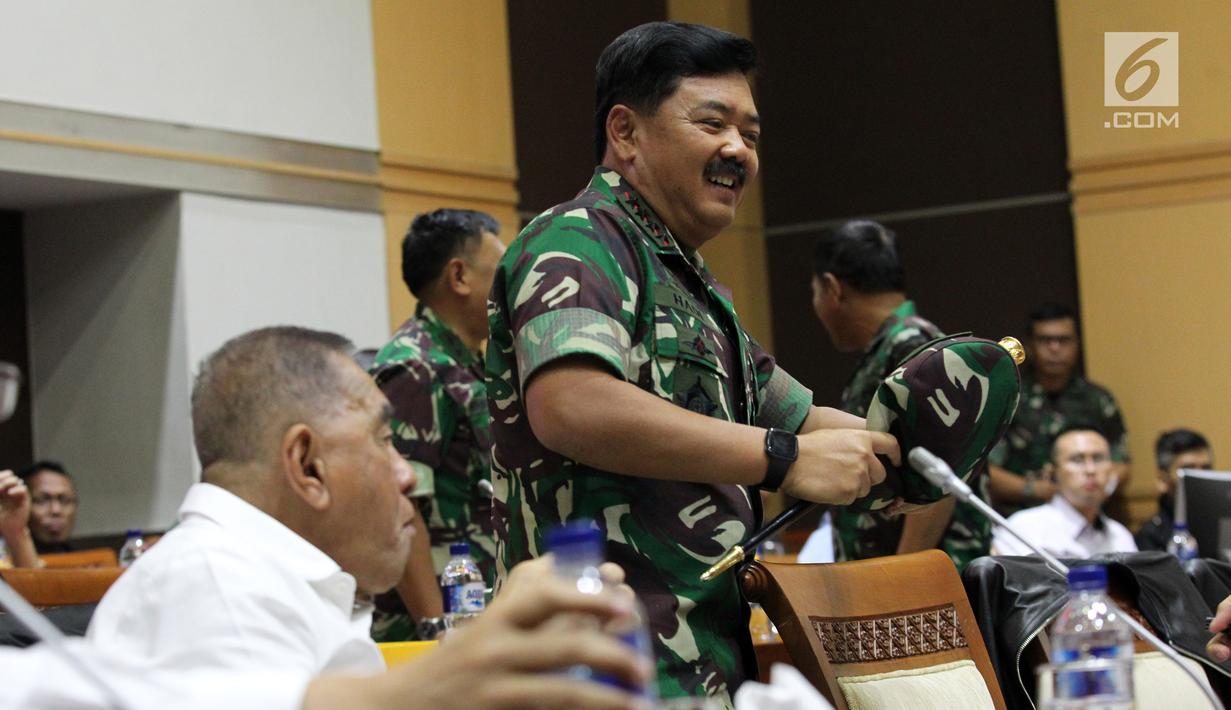 Panglima TNI Marsekal Hadi Tjahjanto saat mengikuti rapat kerja dengan Komisi I DPR di Kompleks Parlemen, Jakarta, Rabu (19/6/2019). Rapat juga membahas progres pencapaian MEF TNI Tahun 2014-2019 dan evaluasi pengamanan pasca Pemilu 2019. (Liputan6.com/JohanTallo)