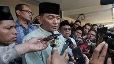 Cagub DKI Jakarta Sjafrie Sjamsoeddin memberikan keterangan pers usai salat Jumat di Masjid Luar Batang, Penjaringan, Jakarta,  (15/7). Sjafrie Sjamsoeddin silahturahmi dan salat Jumat bersama tokoh Luar Batang. (Liputan6.com/Yoppy Renato)