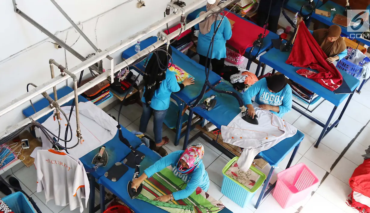 Pekerja tengah menyetrika pakaian yang menggunakan energi dari gas alam (Compressed Natural Gas/CNG) PGN di Bogor Laundry, Bogor, Kamis (28/9). Bisnis laundry tersebut dapat meraih keuntungan perhari hingga 10 juta. (Liputan6.com/Angga Yuniar)