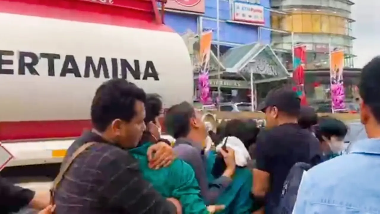 Tangkapan layar sejumlah mahasiswa ditangkap di Pekanbaru saat kunjungan Jokowi ke Riau.