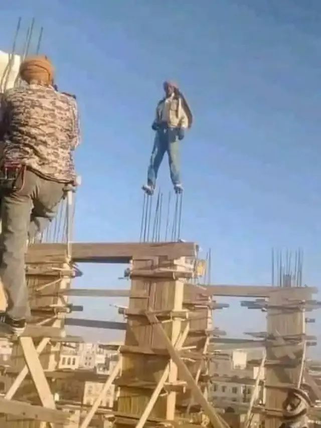 6 Aksi Kuli Bangunan Pasang Kayu Ini Bikin Heran, Ada-Ada Saja