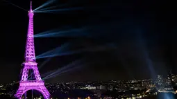 Menara Eiffel diterangi cahaya warna pink sebagai tanda Bulan Kesadaran Kanker Payudara di Paris, Selasa (1/10/2019). Tiap tahunnya di bulan Oktober, ditetapkan sebagai bulan kewaspadaan kanker payudara. (Photo by STEPHANE DE SAKUTIN / AFP)