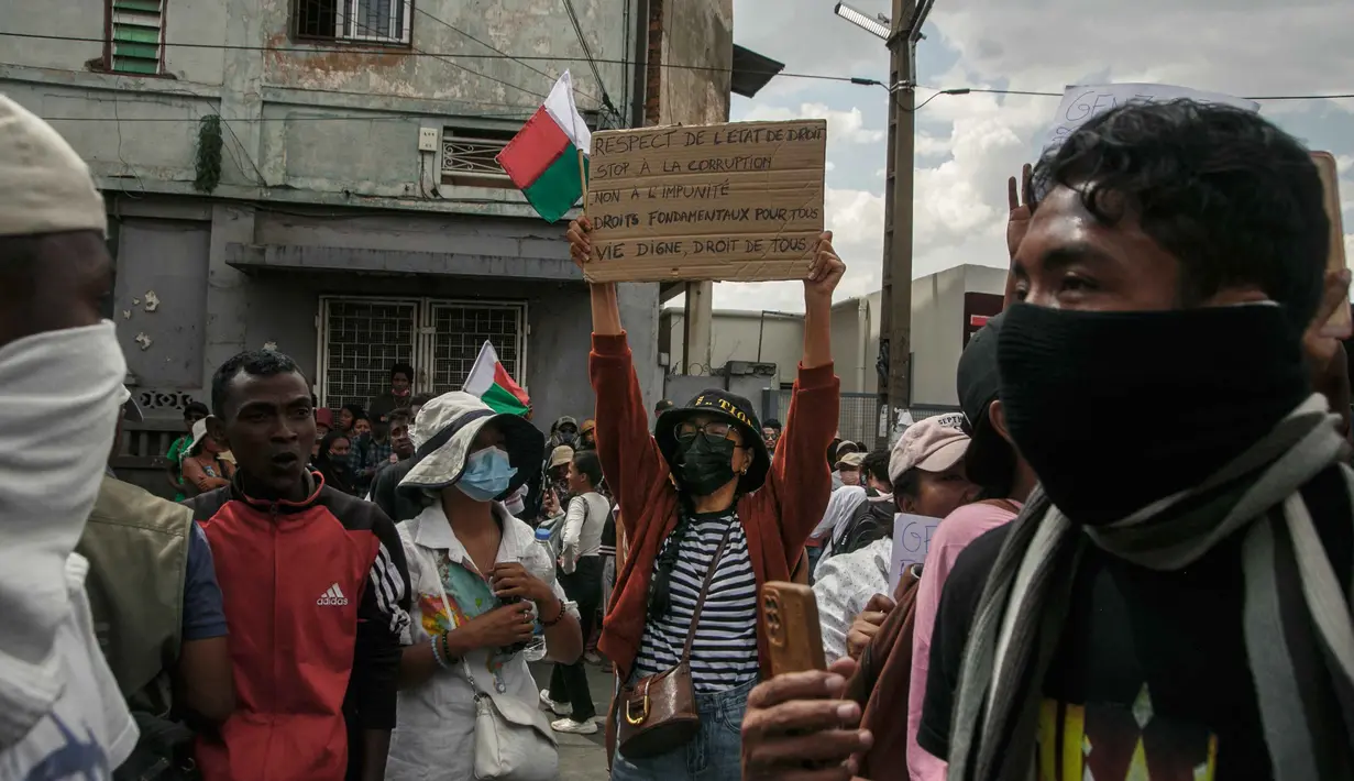 Sebelumnya, massa turun ke jalan di beberapa kota di Madagaskar untuk memprotes seringnya pemadaman listrik dan kekurangan air yang terjadi terus-menerus di seluruh negeri. (RIJASOLO/AFP)