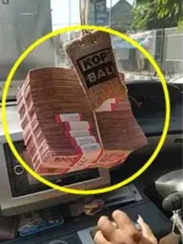 6 Potret Kocak Gantungan di Mobil Ini Nyeleneh Banget