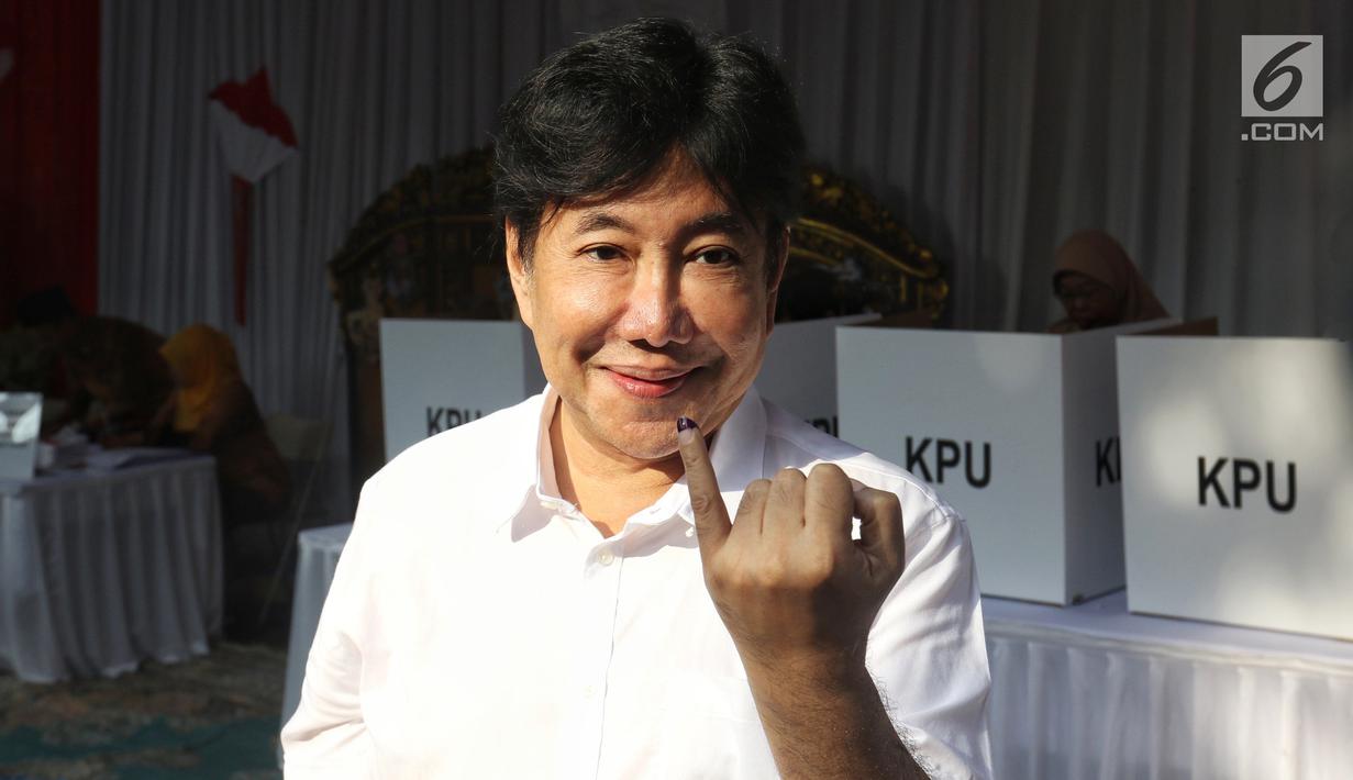 FOTO: Guruh Soekarnoputra Mencoblos di TPS Sandiaga Uno ...