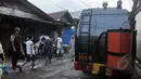 Sebuah kendaraan milik satuan Gegana Polri disiagakan di lokasi kejadian jl Jati Bunder, Kebon Kacang, Jakarta Pusat, Rabu (8/4/2015).  Akibat dari ledakan ini empat orang dikabarkan terluka. (Liputan6.com/Johan Tallo)