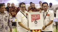 Ketua Umum Partai Garuda Ahmad Ridha Sabana mendapatkan nomor 6 sebagai peserta pemilu 2019 saat pengundian nomor urut parpol di kantor KPU, Jakarta, Minggu (19/2). (Liputan6.com/Faizal Fanani)