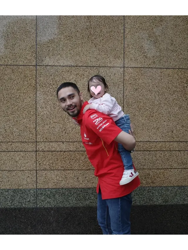 6 Potret Megantara Jadi Bapak Dua Anak, Pancarkan Aura Hot Daddy