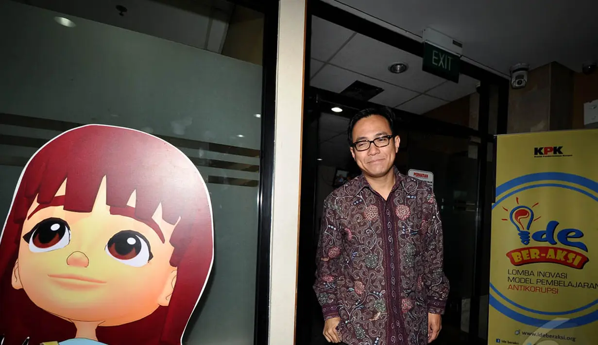 Mantan Jubir Presiden SBY, Julian Aldrin Pasha saat mendatangi gedung KPK, Jakarta, Senin (29/12/2014). (Liputan6.com/Miftahul Hayat)