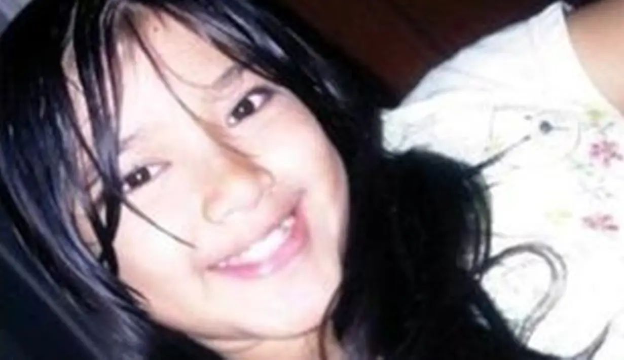 Tak sedikit orang memuji kecantikan gadis asal Jember ini, ia tampak memesona sedari dulu. Gaya penampilannya juga tampak berbeda dari masa ke masa, namun ia tetap cantik. Senyumnya yang khas sudah terpancar sejak remaja. (Liputan6.com/IG/@mootiara_hatiku)