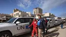 Sejak dibuka kembali pada Senin, 2 Februari 2026, sekelompok kecil pasien medis telah dievakuasi dari Gaza ke Mesir. Tampak dalam foto, para pejabat Organisasi Kesehatan Dunia (WHO) membantu evakuasi pasien Palestina dan korban luka perang untuk meninggalkan Jalur Gaza guna mendapatkan perawatan di luar negeri melalui perlintasan Rafah antara Gaza dan Mesir, di Khan Yunis, di Jalur Gaza selatan pada Selasa 3 Februari 2026. (Bashar Taleb/AFP)