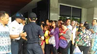 Ratusan orang berkumpul di depan Kantor Perwakilan Bank Indonesia (BI) Provinsi DKI Jakarta, Jalan Djuanda, Jakarta Pusat pada Jumat (13/1/2017). (Liputan6.com/Fiki Ariyanti)