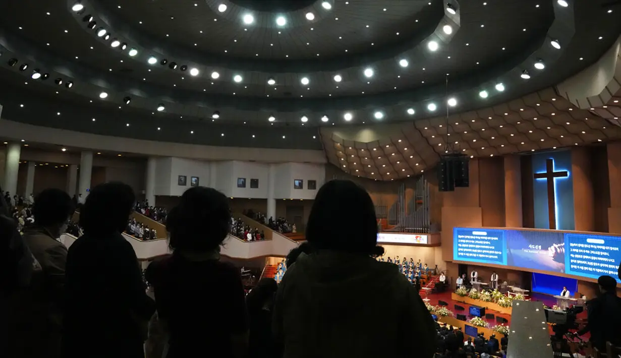 Umat Kristiani mengenakan masker saat menghadiri kebaktian Paskah di Yoido Full Gospel Church, Seoul, Korea Selatan, Minggu (17/4/2022). Gereja menggelar kebaktian Paskah dengan dihadiiri 70 persen dari kapasitas jemaah untuk mencegah penularan virus corona COVID-19. (AP Photo/Lee Jin-man)