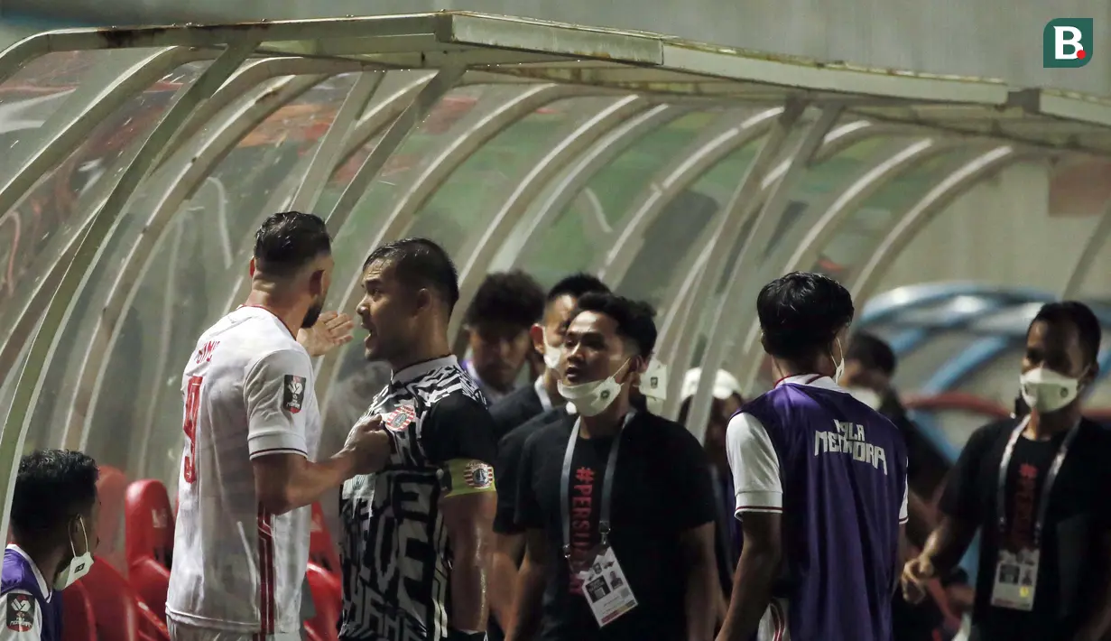 Dengan bersuara lantang ciri khas Andritany, dia meminta Marko Simic untuk berhenti mengeluh. (Foto: Bola.com/Ikhwan Yanuar)