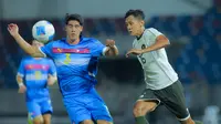 Pemain Timnas Indonesia U-22, Dony Tri Pamungkas, berebut bola dengan pemain Filipina U-22, Gabriel Guimaraes pada laga Grup C SEA Games 2025 di 700th Anniversary Stadium, Senin (8/12/2025). (Bola.com/Bagaskara Lazuardi)