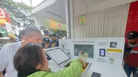 Minyak sawit bekas pakai atau jelantah, dikenal dengan sumber limbah rumah tangga yang bisa merusak lingkungan. Makanya, Alfamart mengandeng Noovoleum, dengan menyediakan UCollect Box yang tersebar di 10 gerainya, agar masyarakat bisa menukar minyak jelantah dengan poin yang bisa ditukar dengan uang tunai.