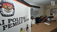 Komisioner KPU Wahyu Setiawan, Ketua Bawaslu Abhan, Direktur Program TKN Jokowi-Ma'ruf Aria Bima dan Direktur Relawan BPN Prabowo-Sandi Ferry Mursyidan Baldan memberikan keterangan mengenai hasil rapat persiapan Debat Capres keempat di Jakarta, Senin (25/3). (merdeka.com/Iqbal S Nugroho)