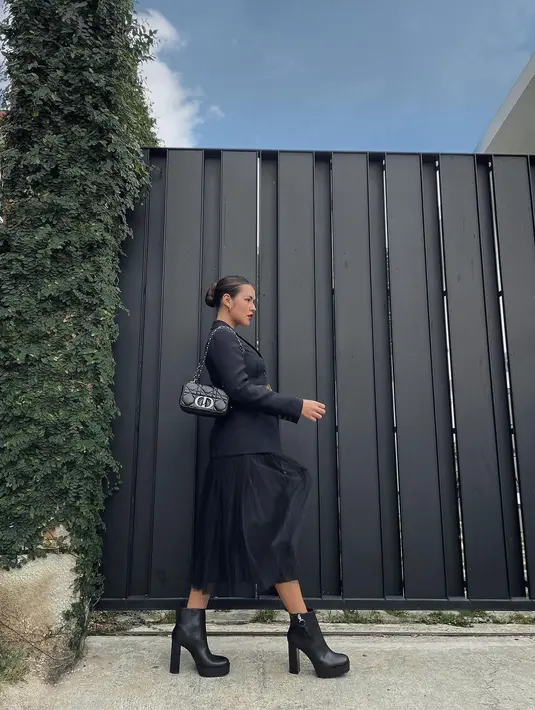 <p>Rok tulle, blazer, dan ankle boots membuat tampilan serba hitam jadi elegan. Outfit ala Raisa ini bisa jadi inspirasi outfit formal atau gaya sehari-hari. [Instagram/raisa6690]</p>