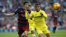 Pemain Barcelona Sergi Roberto (kiri)  berebut bola dengan pemain Villarreal Jonathan dos Santos pada lanjutan La Liga Spanyol di Stadion Camp Nou, Barcelona, Spanyol, MInggu (8/11/2015). (REUTERS/Albert Gea) 