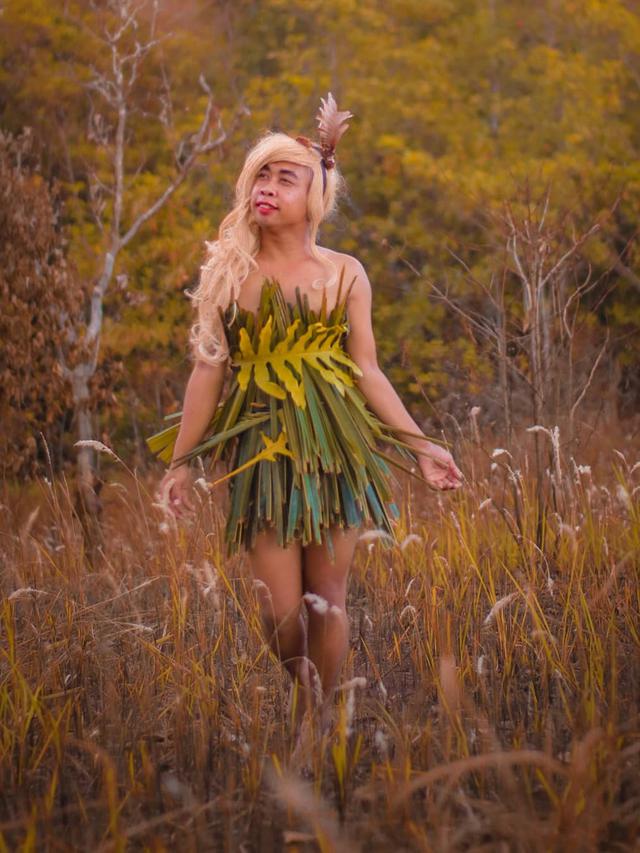 6 Pemotretan Nyeleneh Mimi Peri di Alam Bebas Ini Bikin Ngakak