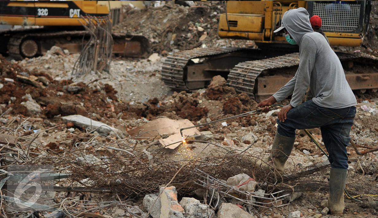 Pekerja mengelas besi di proyek pembangunan Penampungan Sementara Pedagang Pasar Rumput, Jakarta, Selasa (19/4) Ditargetkan, Pembangunan TPS rampung Juni mendatang. (Liputan6.com/ Gempur M Surya)