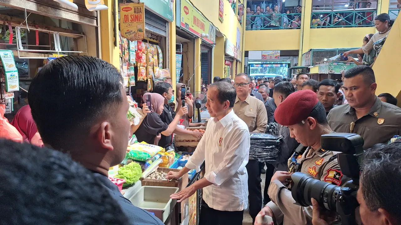 Presiden Joko Widodo atau Jokowi blusukan ke Pasar Soponyono, Surabaya, Jawa Timur, Jumat (6/9/2024).