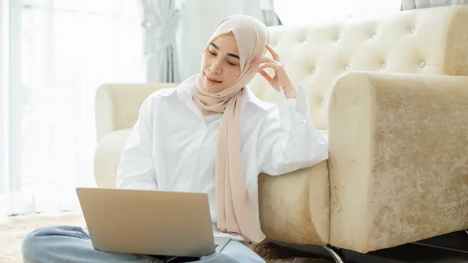 Bye Masalah Rambut yang Sering Dialami Saat WFH, Bikin Hijab Hati Adem Seharian!