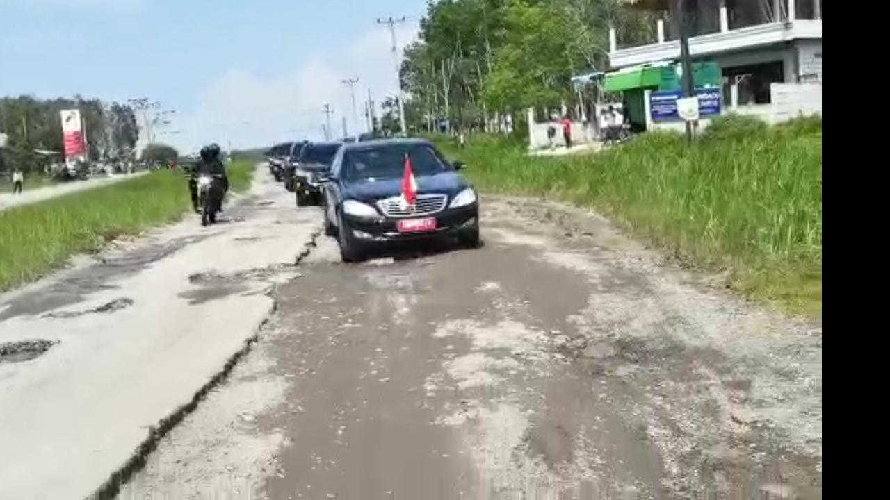 Kumpulan Potret Mobil Presiden Jokowi Kewalahan Melewati Jalanan Rusak di Lampung
