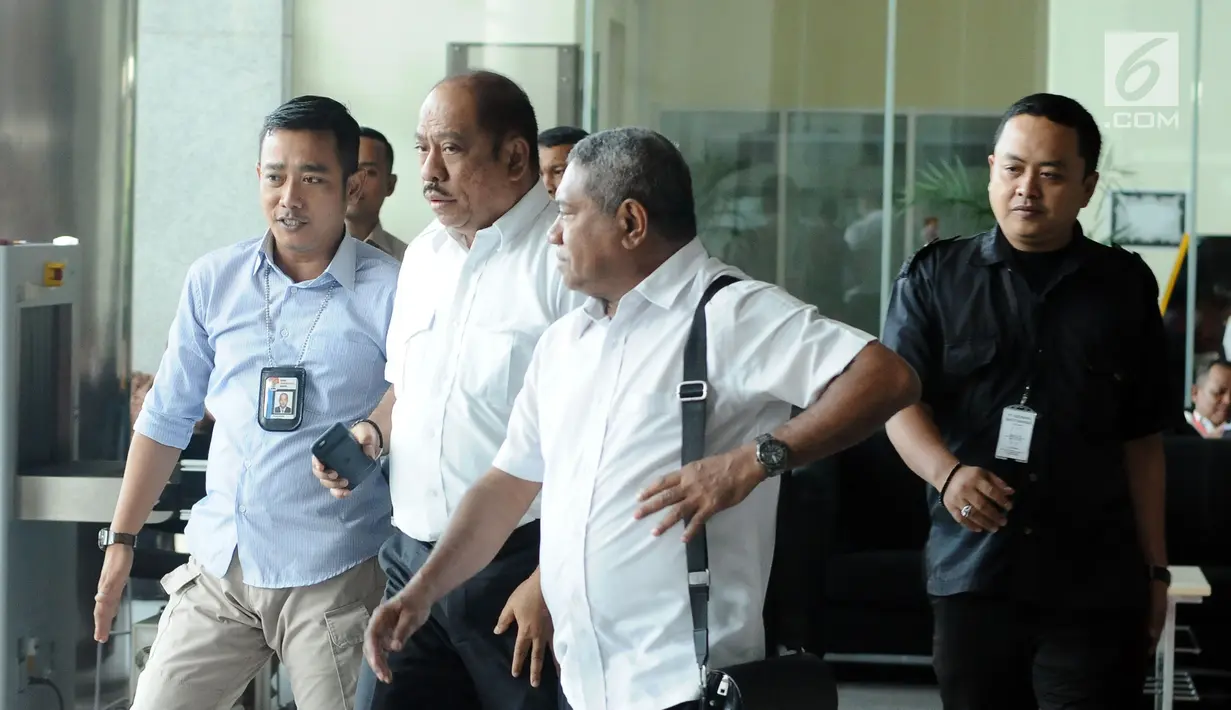 Anggota DPR, Melchias Marcus Mekeng (kedua kiri) meninggalkan gedung KPK, Jakarta, Kamis (10/8). Usai diperiksa sebagai saksi TPK pengadaan paket penerapan KTP elektronik, Melchias Marcus Mekeng tidak berkomentar apapun. (Liputan6.com/Helmi Fithriansyah)