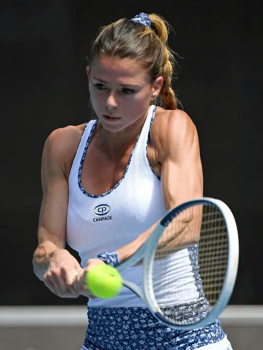 Petenis Italia, Camila Giorgi melakukan backhand saat mengembalikan bola kepada Angelique Kerber dari Jerman pada putaran ketiga kejuaraan tenis Australia Terbuka di Melbourne, Australia, Sabtu (25/1/2020). (AP Photo/Andy Brownbill)