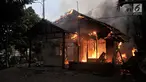 Pos Polisi Subsektor Pejompongan terbakar saat pelajar dan polisi terlibat bentrok dalam demonstrasi di Jakarta, Rabu (25/9/2019). Pos Polisi Subsektor Pejompongan yang berada dekat lokasi bentrok terbakar hingga menghanguskan bangunan. (merdeka.com/Iqbal Nugroho)