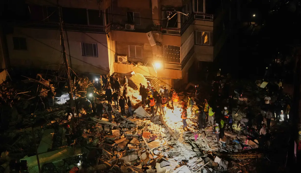 Israel mengklaim, serangan ini telah menewaskan Komandan Senior Pasukan elit Radwan Hizbullah, Malek Ballout. Tampak dalam foto, petugas penyelamat mencari korban selamat di antara reruntuhan bangunan yang rusak setelah serangan udara Israel di Dahiyeh, pinggiran selatan Beirut, Lebanon, Rabu 6 Mei 2026. (AP Photo/Hassan Ammar)