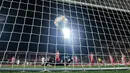 Kiper Girona, Gorka Iraizoz gagal menjangkau bola yang berbuah gol saat leg kedua perempat final Copa del Rey melawan Real Madrid di Stadion Municipal de Montilivi, Kamis (31/1). Madrid melaju ke semifinal Copa del Rey  dengan skor 3-1. (PAU BARRENA/AFP)