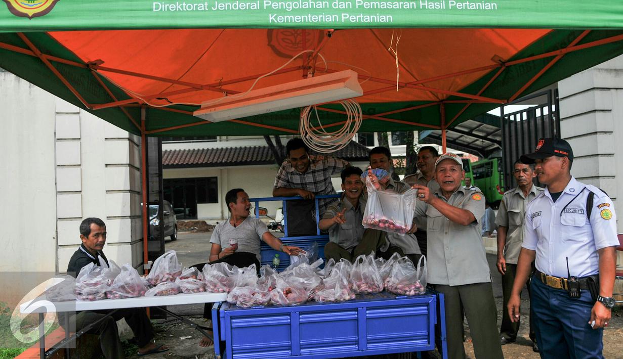 Petugas melayani warga yang membeli bawang merah dengan harga murah, Jakarta, Kamis (26/5/2016). Kementerian Pertanian menggelar pasar murah dengan menjual bawang merah dengan harga Rp 25.000/kg. (Liputan6.com/Yoppy Renato)