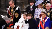 (Dari kiri) Pangeran William, Pangeran Wales, Putri Charlotte, Pangeran Louis, dan Kate Middleton, Putri Wales menghadiri penobatan Raja Charles III dan Ratu Camilla di Westminster Abbey di pusat kota London pada 6 Mei 2023. (YUI MOK/POOL/AFP)