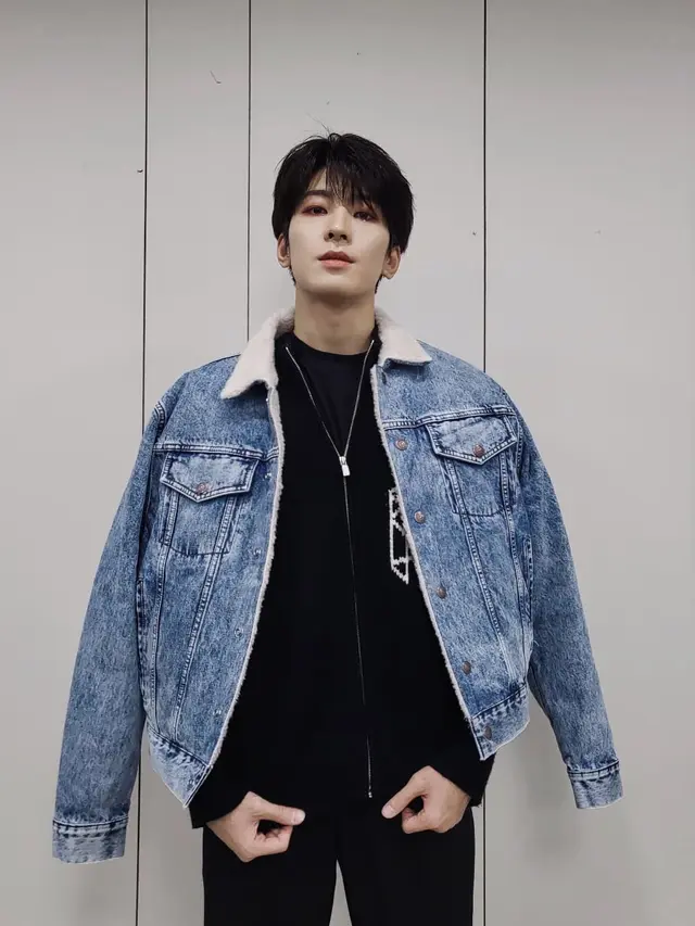 7 Gaya Wonwoo Seventeen Berbalut Jaket, dari Hijau Beludru hingga Merah Cabe