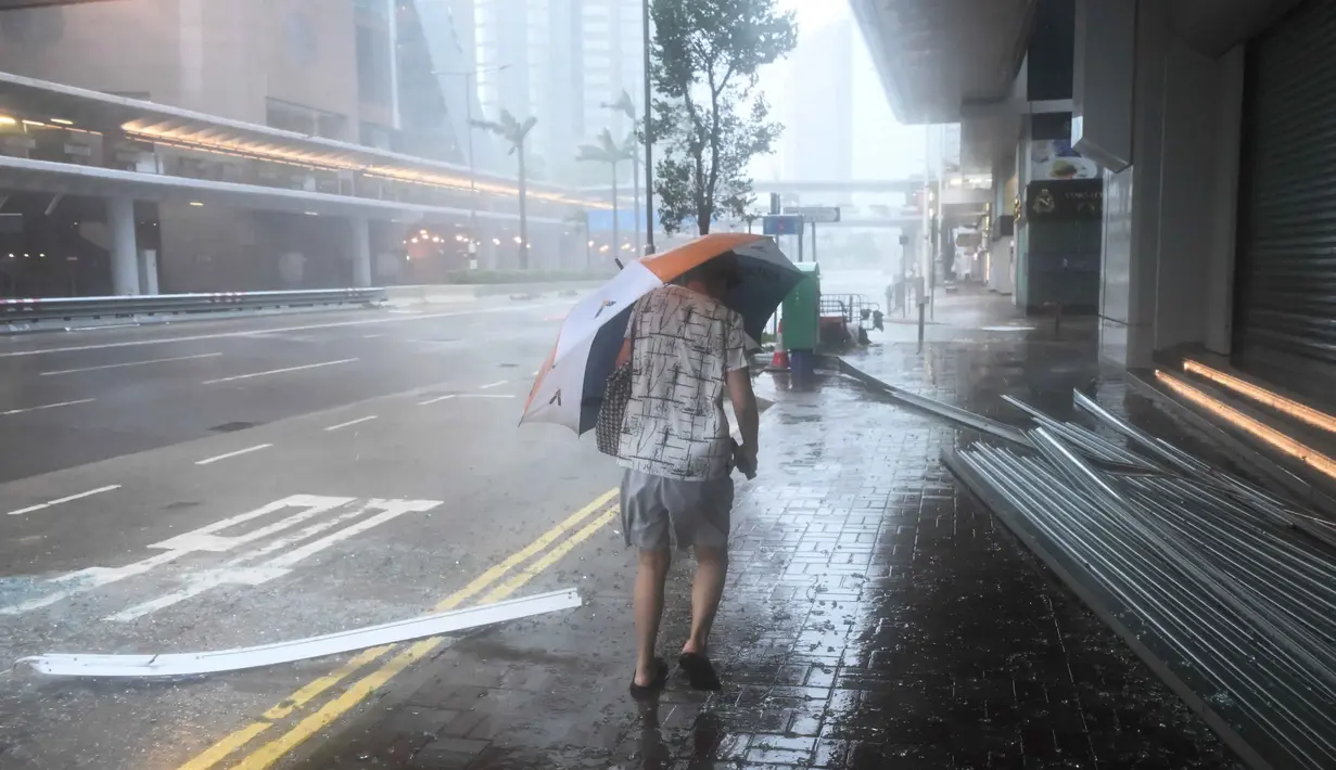 Layanan cuaca Hong Kong telah mengeluarkan peringatan topan tingkat tertinggi pada Rabu 24 September 2025 dini hari waktu setempat. (Peter PARKS/AFP)