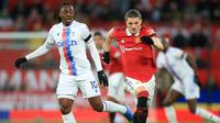 Pemain baru Manchester United, Marcel Sabitzer (kanan) berebut bola dengan pemain Crystal Palace, Eberechi Eze pada laga pekan ke-22 Liga Inggris 2022/2023 di Old Trafford, Manchester, Sabtu (04/02/2023). Ini merupakan laga debut Sabtizer setelah dirinya didatangkan dari Bayern Munchen dengan status pinjaman pada bursa transfer Januari 2023. (AFP/Lindsey Parnaby)