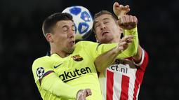 Bek Barcelona, Clement Lenglet, duel udara dengan pemain PSV Eindhoven, Daniel Schwaab, pada laga Liga Champions di Stadion Philips, Rabu (28/11). Barcelona menang 2-1 atas PSV Eindhoven. (AP/Peter Dejong)