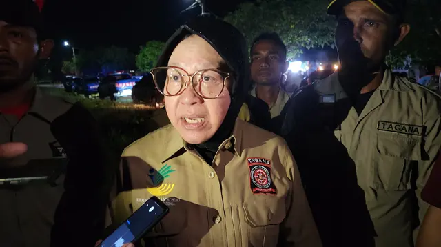 Menteri Sosial (Mensos) Tri Rismaharini saat ditemui usai peringatan HUT ke- 20 Tagana di halaman Kantor Bupati Aceh Utara. (Liputan6.com/Dicky Agung Prihanto)